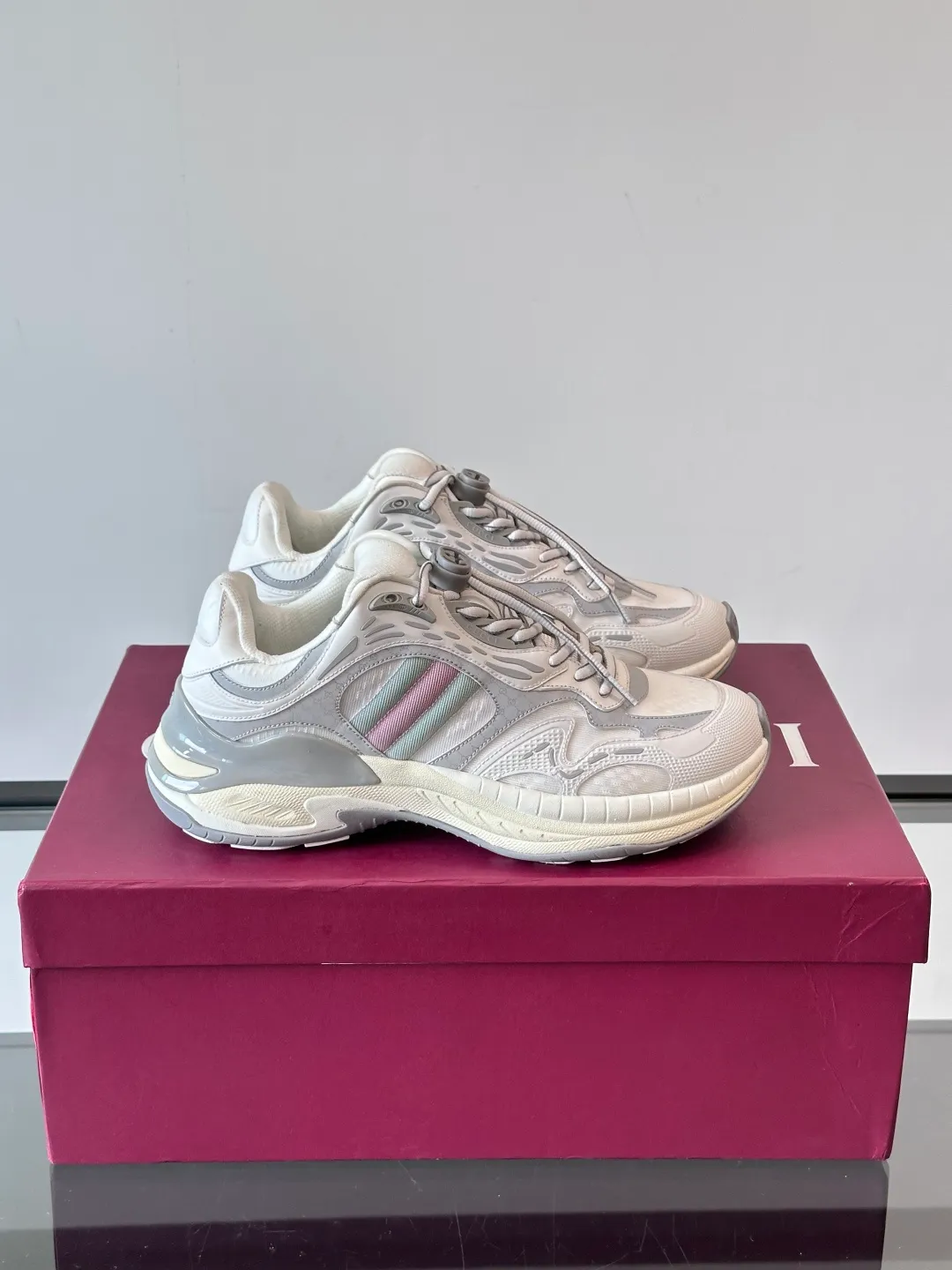 [G Home] Top P: 1020💰 Men’s size will be released first Size: 39-45 (45 customized) Gucci Gucci, couple model, women’s model will be released later, new 2.0 futuristic sports shoes‼ ️A pair of subversive sneakers is here. Gucci 2.0, a full series of 4 colors with key investment, smart silhouette: slightly curved forefoot design, you can clearly feel the propulsion when commuting and trotting, and it can enhance the sense of line extension when paired with wide-leg pants or cycling pants. EVA thick soles not only have a comfortable height-increasing effect, but also reduce weight (it actually lasts 3 hours of shopping without tiring your feet!) Highlight moments for lazy people: 2. Just choose it for airport wear! You can take them off in seconds after passing the security check (you can put them on as soon as you lift the heel strap), because the shoes come with a sliding buckle, so no need! ! Tie your shoes. Really achieve the sense of relaxation that goes with you.